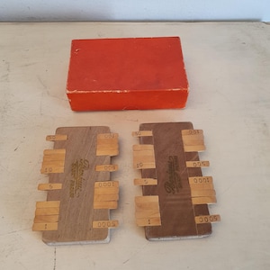 Juego de 2 contadores de juego de madera vintage Bezique, tablero de puntuación para juego de cartas francés, tablero de madera para naipes con caja original.