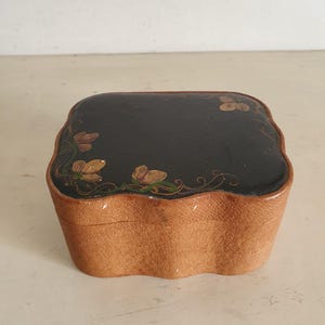 Scatola portaoggetti vintage in pelle dipinta a mano con interno in tessuto, bordi smerlati, firmata, 14x11x7,5 cm