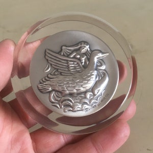 Carta stampata in argento sterling 925 firmata da Lalaounis. Rappresentazione Greca di Donna e Uccello in Plexiglass. Fermacarte vintage, regalo per ufficio.