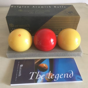 Bals de carambole Super Aramith de Luxe. Boules de billard belge de haute qualité. Set de 3 boules pour billard français dans leur étui. Très bon état.