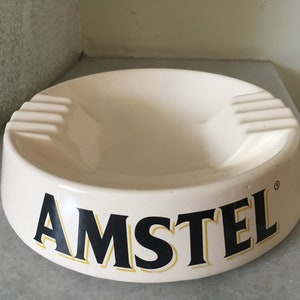 Cinzeiro grande de publicidade de cerveja Amstel em porcelana. Cinzeiro colecionável vintage pesado. Cinzeiro com 8 slots para cigarros, raro.