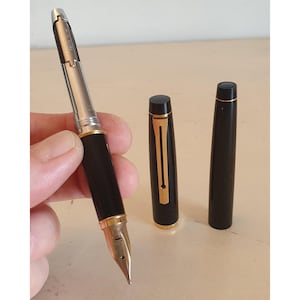 Penna stilografica vintage Pilot Custom Grandee con pennino in oro 14 carati e finiture in oro nero, Giappone anni '80, ricaricabile, facile da usare.