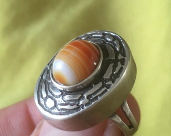 Anello in argento con pietra preziosa di agata corniola fasciata. Anello vintage in argento sterling 925 con marchio di garanzia. Anelli fatti a mano per donna. Anello di forma ovale.