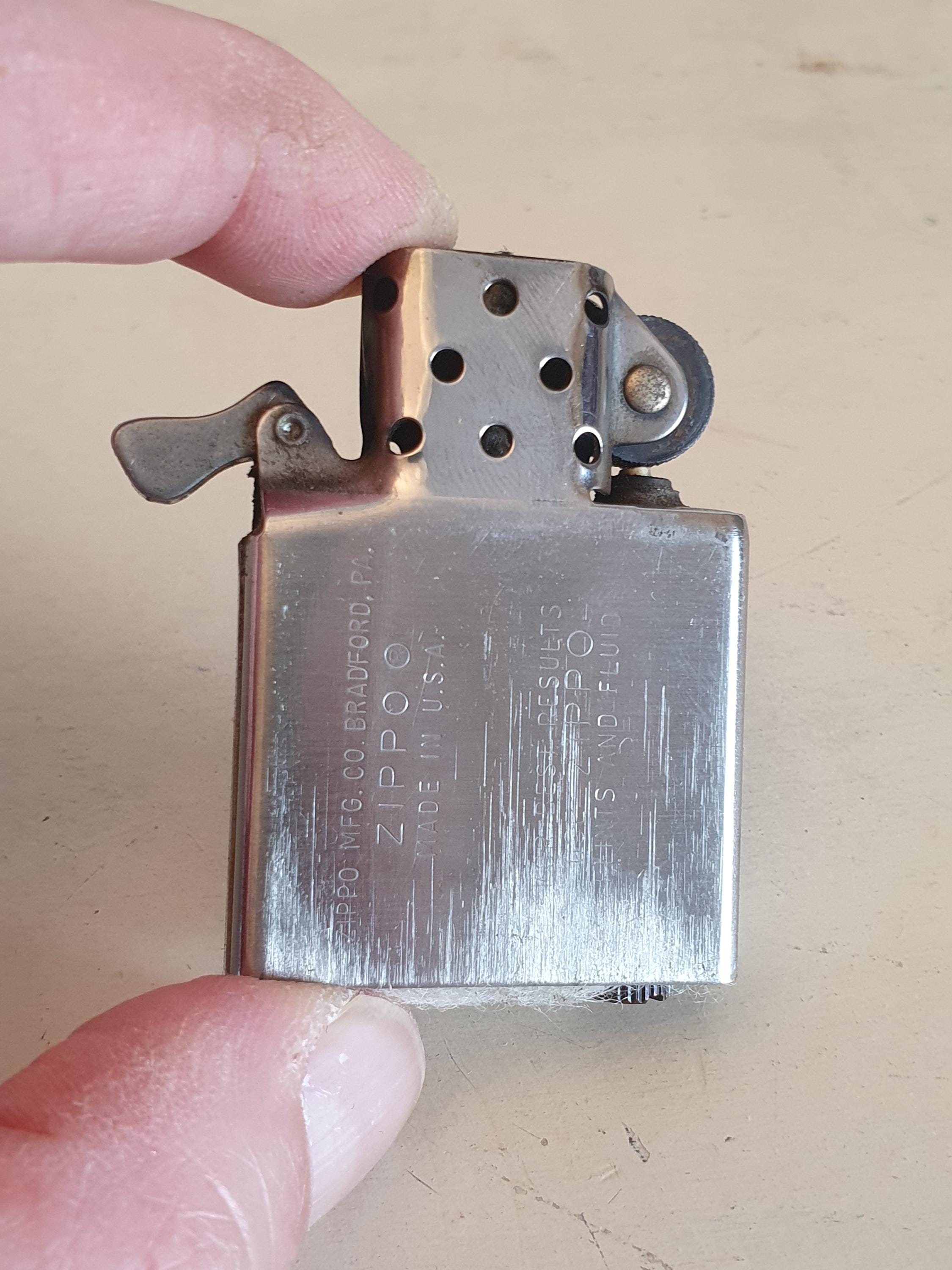 1970 年代のヴィンテージ USS ドナルド B. ベアリー FF-1085 Zippo 