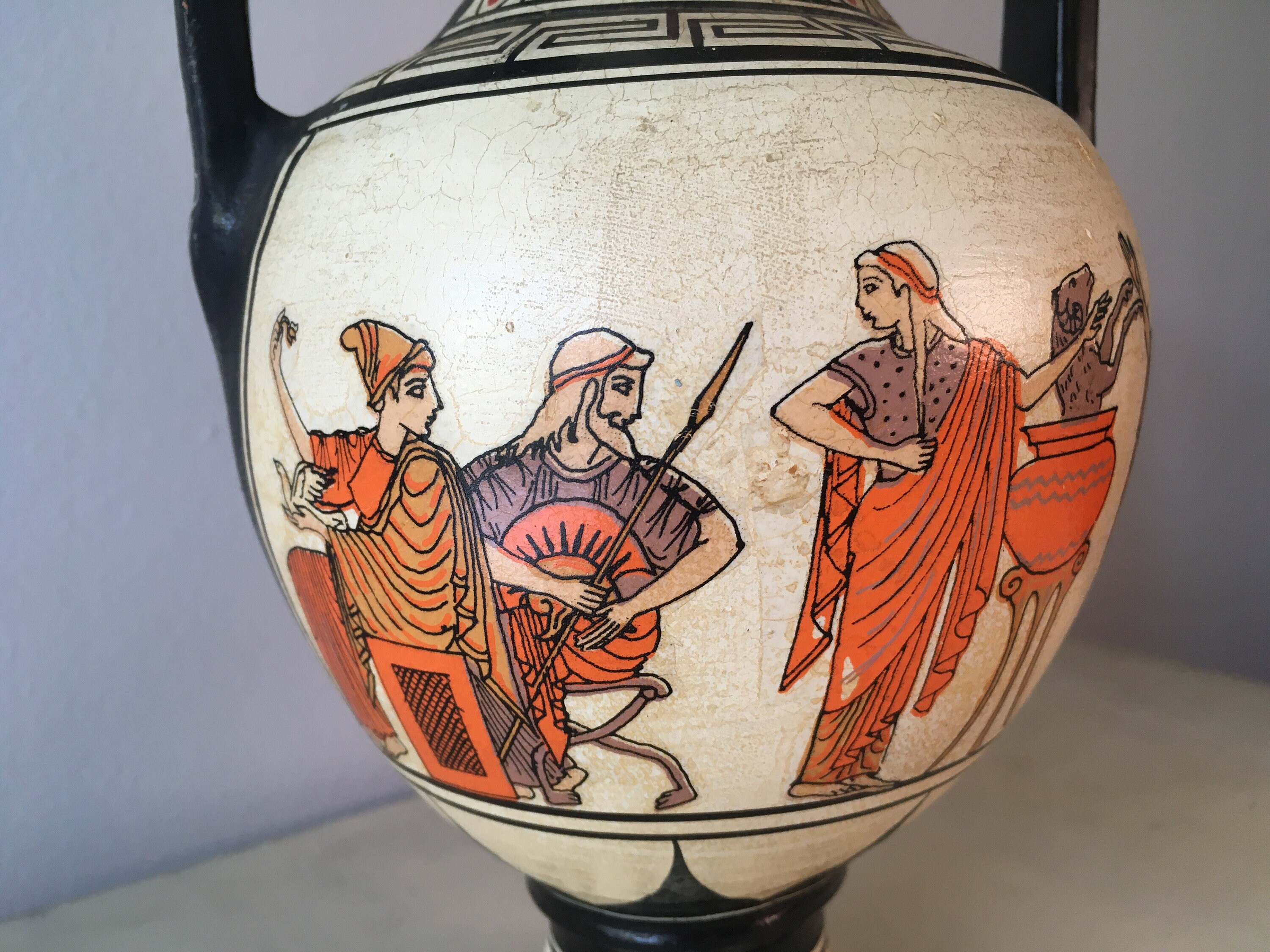 古代ギリシャの陶器の絵付け壺（アンフォラ）。古風な手作りのレプリカ