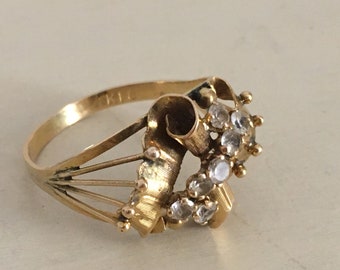 18K Gold Ring with 7 Faceted Quartz Gemstones. 1970&#39;s Vintage Solid Gold Ring Hallmarked 18K. Ripple Design Ring for Ladies.