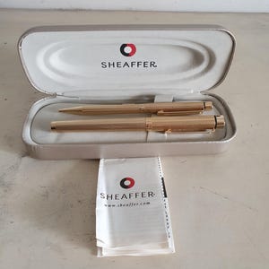 Juego de pluma estilográfica y bolígrafo Sheaffer chapados en oro, fabricados en EE. UU., plumín de oro de 14 quilates, estuche original. Excelente estado de funcionamiento.
