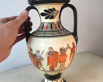 古代ギリシャの陶器の絵付け壺（アンフォラ）。古風な手作りのレプリカ