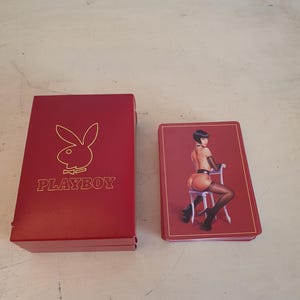 Cartes à jouer Playboy vintage dans une boîte rouge, motif pin up au dos, jeu de 52 cartes avec jokers, set de poker pour adultes à collectionner, années 80.