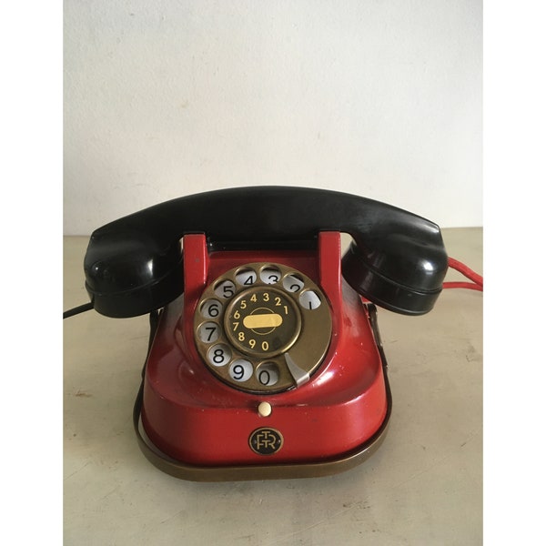 FTR RTT-56 A, téléphone à cadran. Téléphone combiné en bronze enduit de rouge et en bakélite noire avec poignée de transport. Téléphone de table de collection rare.