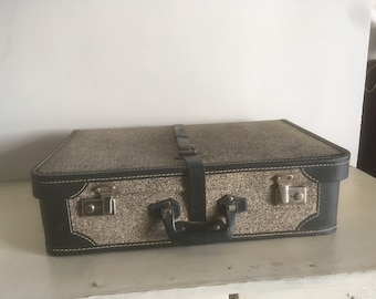Vintage resväska i tyg och läder. Resväska för kontor, hem, butik, dekoration och förvaring. Minnesväska. Minneslåda.