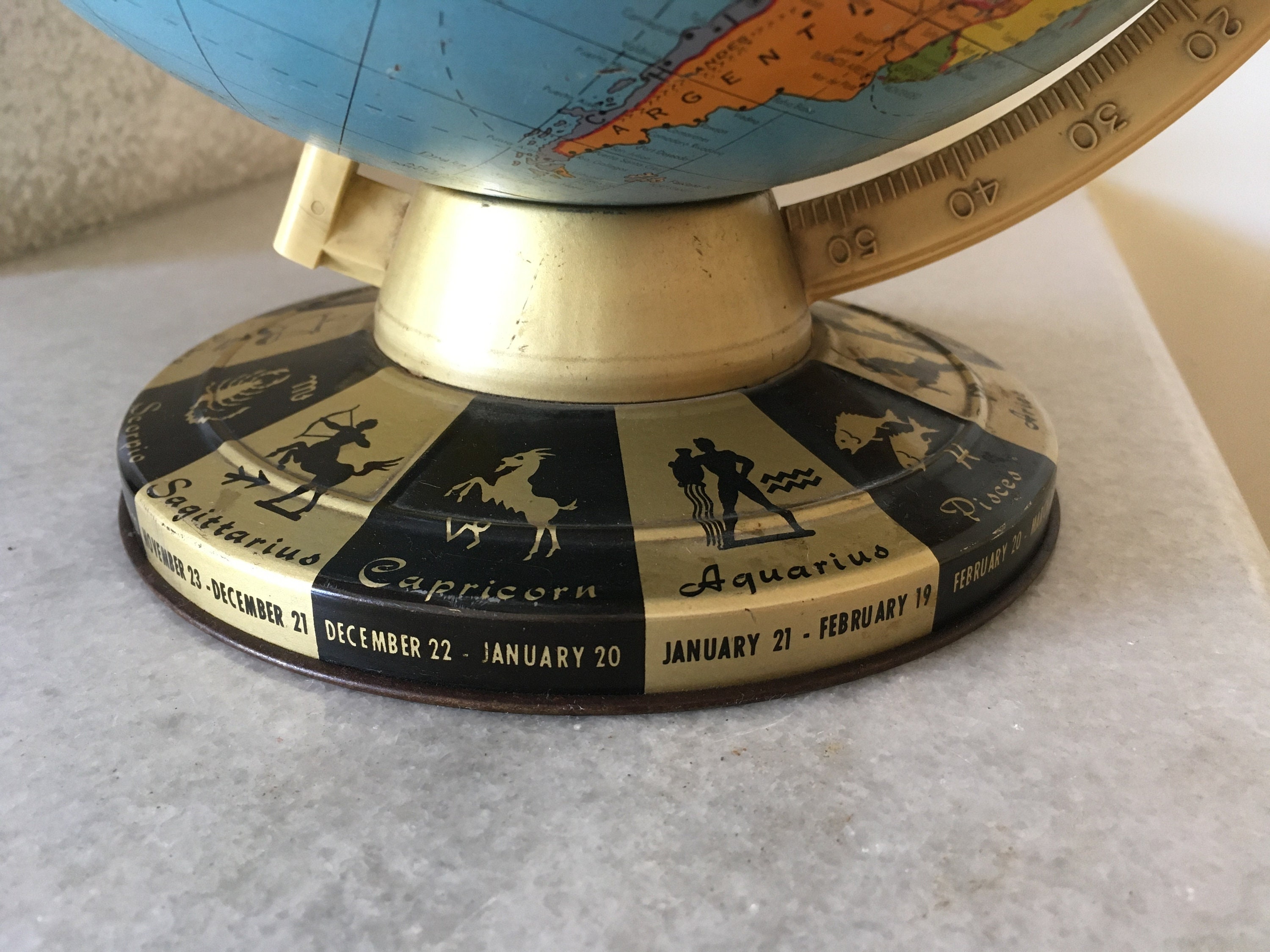 1980 年代の金属製世界地図。ビンテージ地理地球儀。1980 年代のデスク