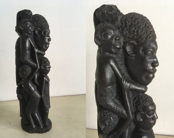 Statue en bois d'ébène sculptée à la main. Figures Humaines Composition Sculpture. Art africain fait à la main vintage. Arbre généalogique de la vie en Tanzanie.