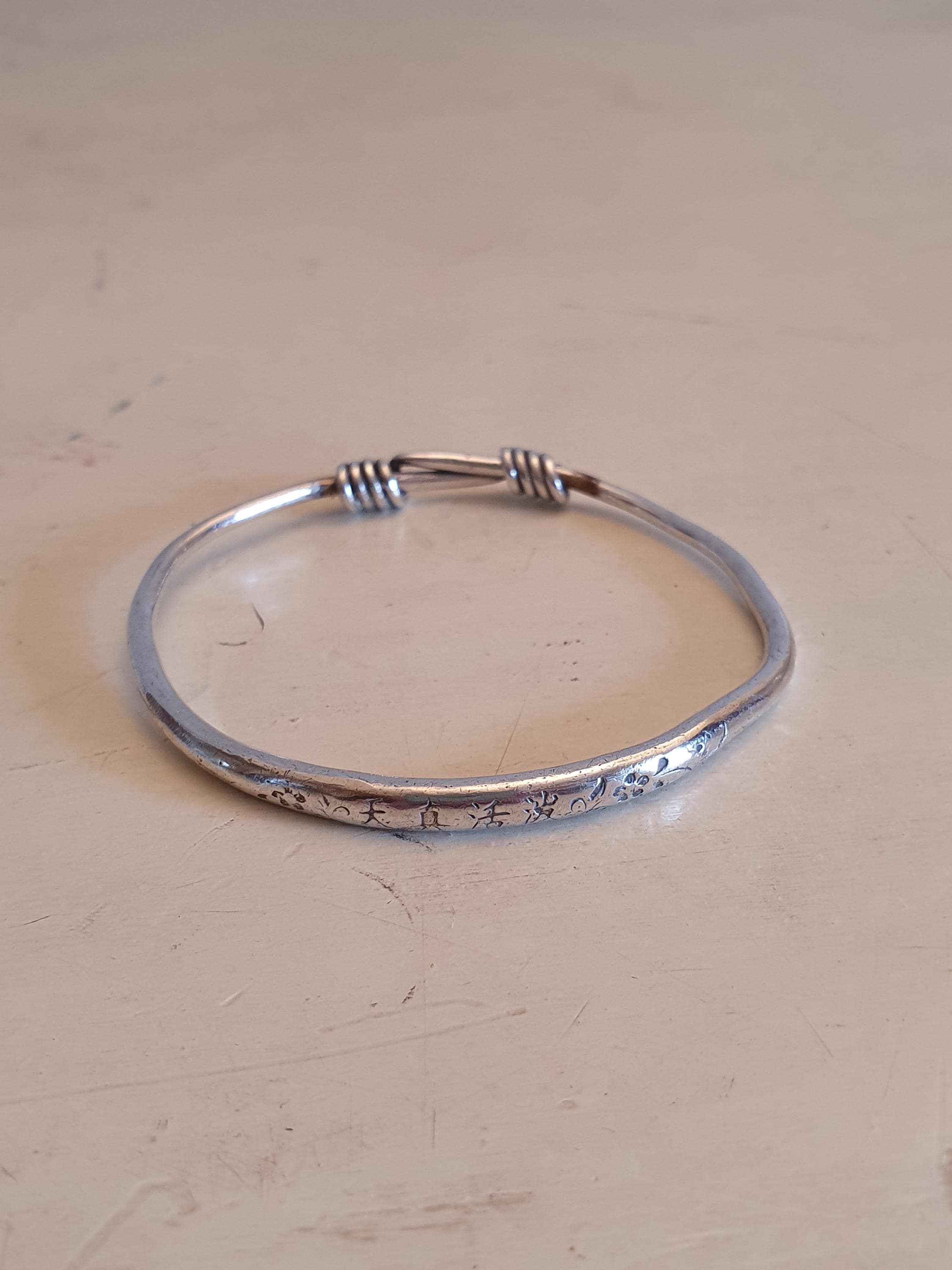 ヴィンテージ silver925 妖精 神様デザインシルバーバングル ®️990 Handcrafted 990 Silver Adjustable Bangle Bracelet With