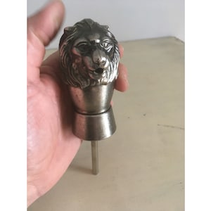 Versilberter Flaschenstopfen Pourer. Vintage Mid-Century Lion&#39;s Head Wine Oil Stopper Pourer. Sammlerstück Bar Küchenartikel.