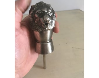 Vertedor tapón de botella plateado. Vintage Mid-Century Lion's Head Wine Oil Stopper Pourer. Artículo de cocina de barra coleccionable.