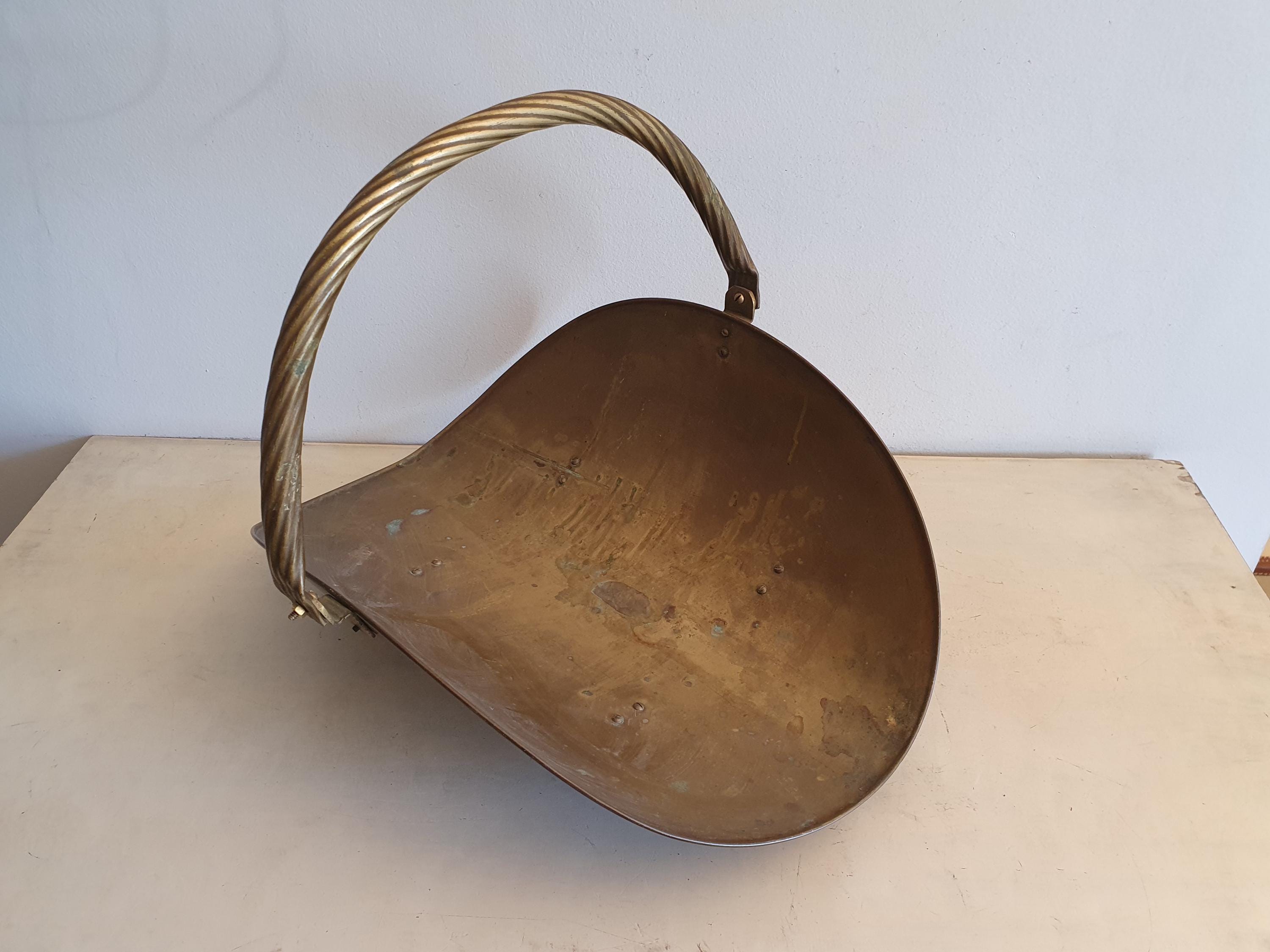 Ancien Porte-bûches En Laiton Massif - Manche Bois, Pieds Griffes - 35,5 Cm X 53 Cm