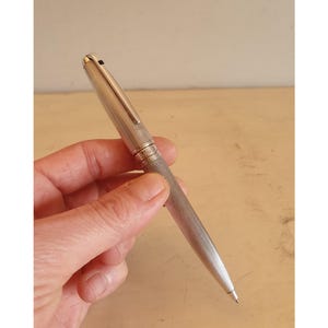 Penna a sfera vintage S.T. Dupont Paris placcata argento, motivo a rombi linea D, 13,6 cm, meccanismo a rotazione, caratteri fini, nuova ricarica inclusa.