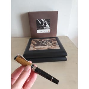 Delta Amerigo Vespucci Limited Edition luxe rollerbalpen, zwart en hout, genummerd (153/931), originele doos en certificaat inbegrepen.