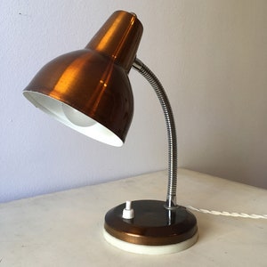 Piccola scrivania 1970&#39;s Lampada. Lampada da ufficio vintage in metallo. Lampada industriale a collo d&#39;oca regolabile. Lampada flessibile dal design retrò.