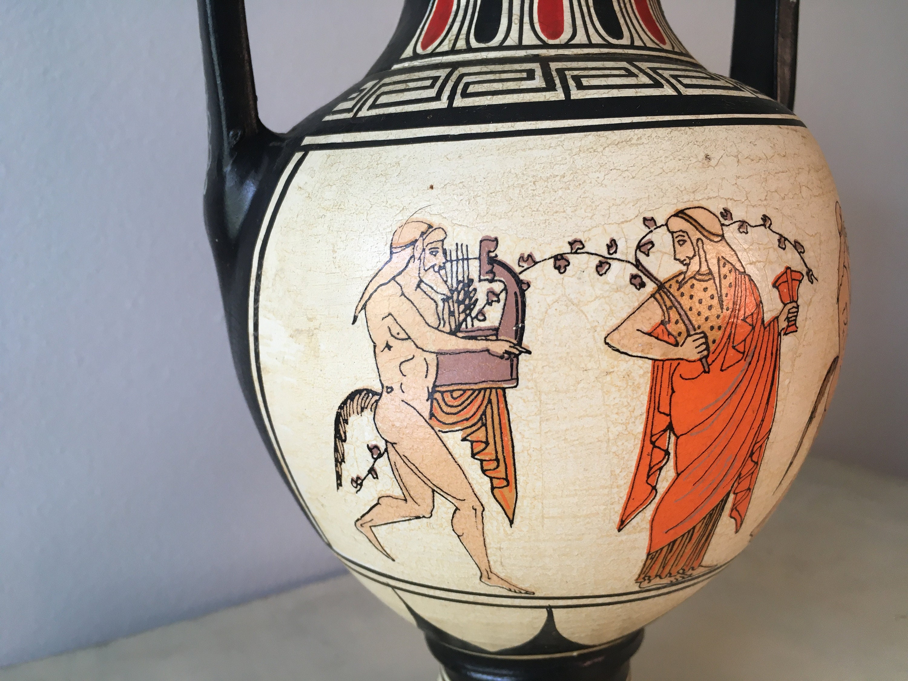 古いギリシャのアムフォラ型の陶器の水差し アンティーク 骨董 古代ギリシャの陶器の絵付け壺（アンフォラ）。古風な手作りの