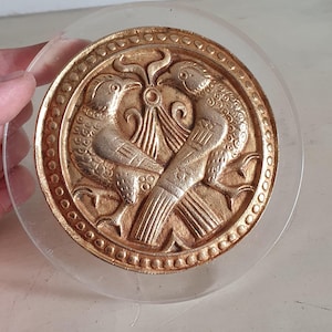 Sarakatsianos, targa greca in bronzo firmata e limitata con uccelli, del Museo Benaki, diametro 12,5 cm, realizzata in Grecia. Fermacarte decorato.