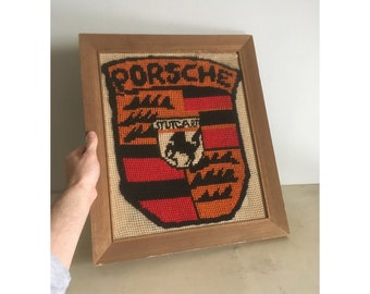 Bordado vintage del logotipo de Porsche hecho a mano con marco de madera. Tamaño 49,5 X 42 cm, Porsche para colgar en la pared. Decoración Porsche de coches de lujo.