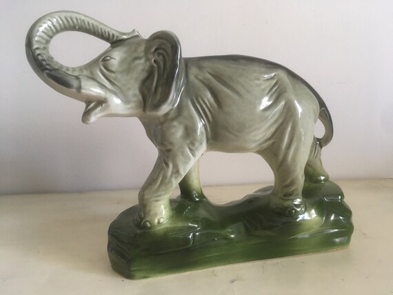 ヴィンテージ磁器の象の置物。卓上装飾。高さ27cm、長さ29cmの陶器の象