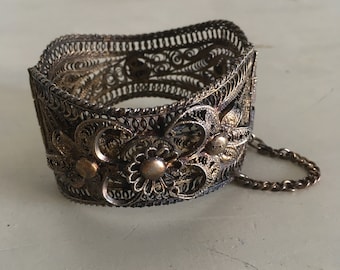 Vintage of antieke zilveren plaat Griekse manchet armband. Uitgebreide filigraan 3D Floral Design armband.