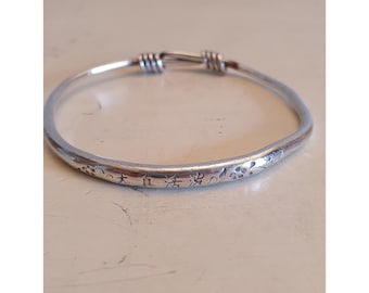 Bracelet Manchette Ancien En Métal Argenté Avec Pierres Vertes - Style Antique