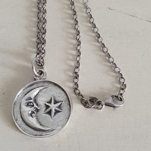 Collana vintage unisex con ciondolo a forma di luna e stella in argento sterling, marchio 925, catena da 44 cm, design celeste, gioiello boho-gotico dalla Grecia.