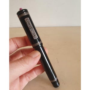 Penna a sfera Delta Isaac Newton Special Limited Edition in resina nera con finiture in argento sterling 0233/1642 Italia, 13,5 cm, nuova ricarica di colore blu.