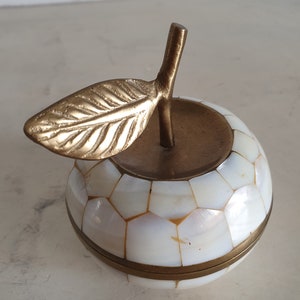 Porte-bijoux Vintage En Forme De Pomme En Laiton émaillé - Décor Oiseau, Couleur Crème Et Doré