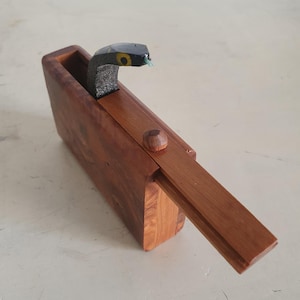 Vintage träleksak med ormöverraskning, skjutbart lock med ormpopup, handgjord kneppussellåda för barn från mitten av århundradet