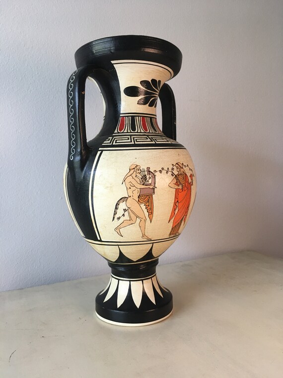 古いギリシャのアムフォラ型の陶器の水差し アンティーク 骨董 古代ギリシャの陶器の絵付け壺（アンフォラ）。古風な手作りの