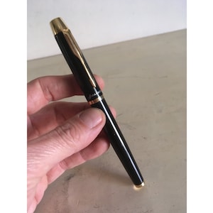 Parker Fountain Pen. Black Lacquered & Gold Plated Vintage Parker in excellent condition.