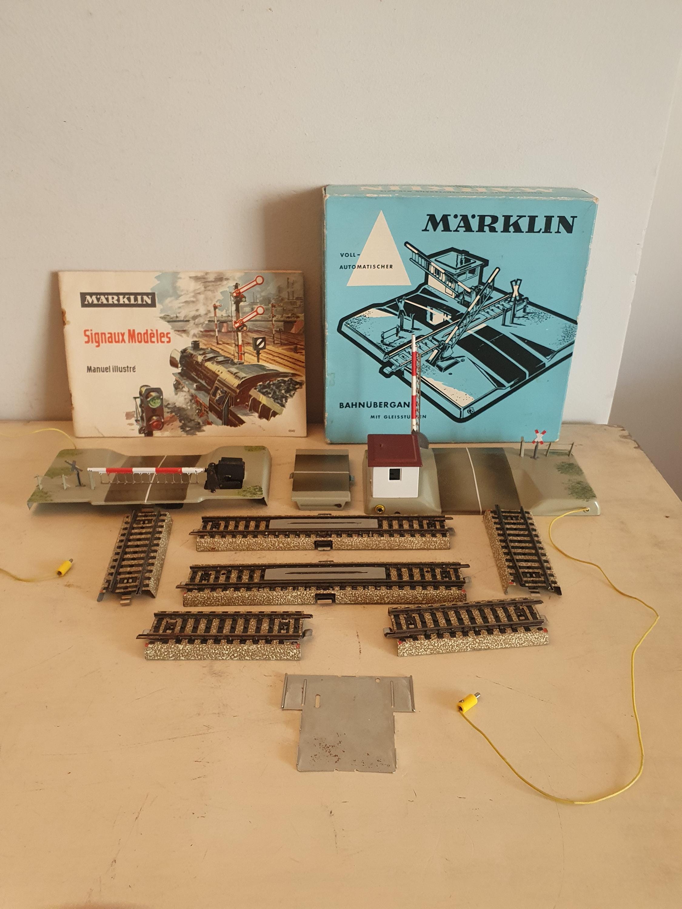 Vintage Märklin 7192 Automatic Level Crossing With Track Sections