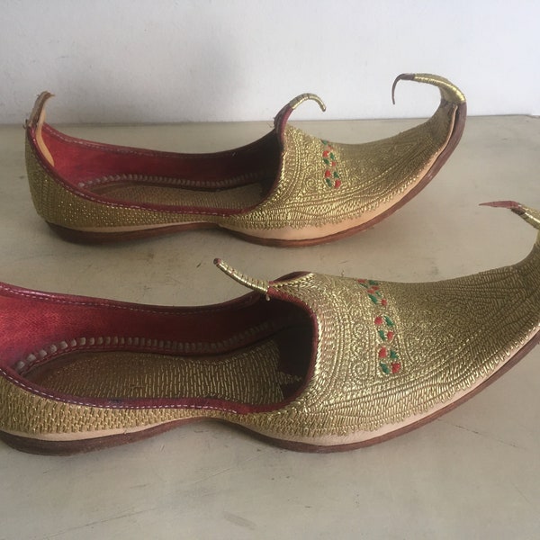 Coppia di pantofole del genio del tappeto volante di Aladino. Scarpe da donna con strani arabeschi in pelle e ricami. Scarpe arabe vintage.