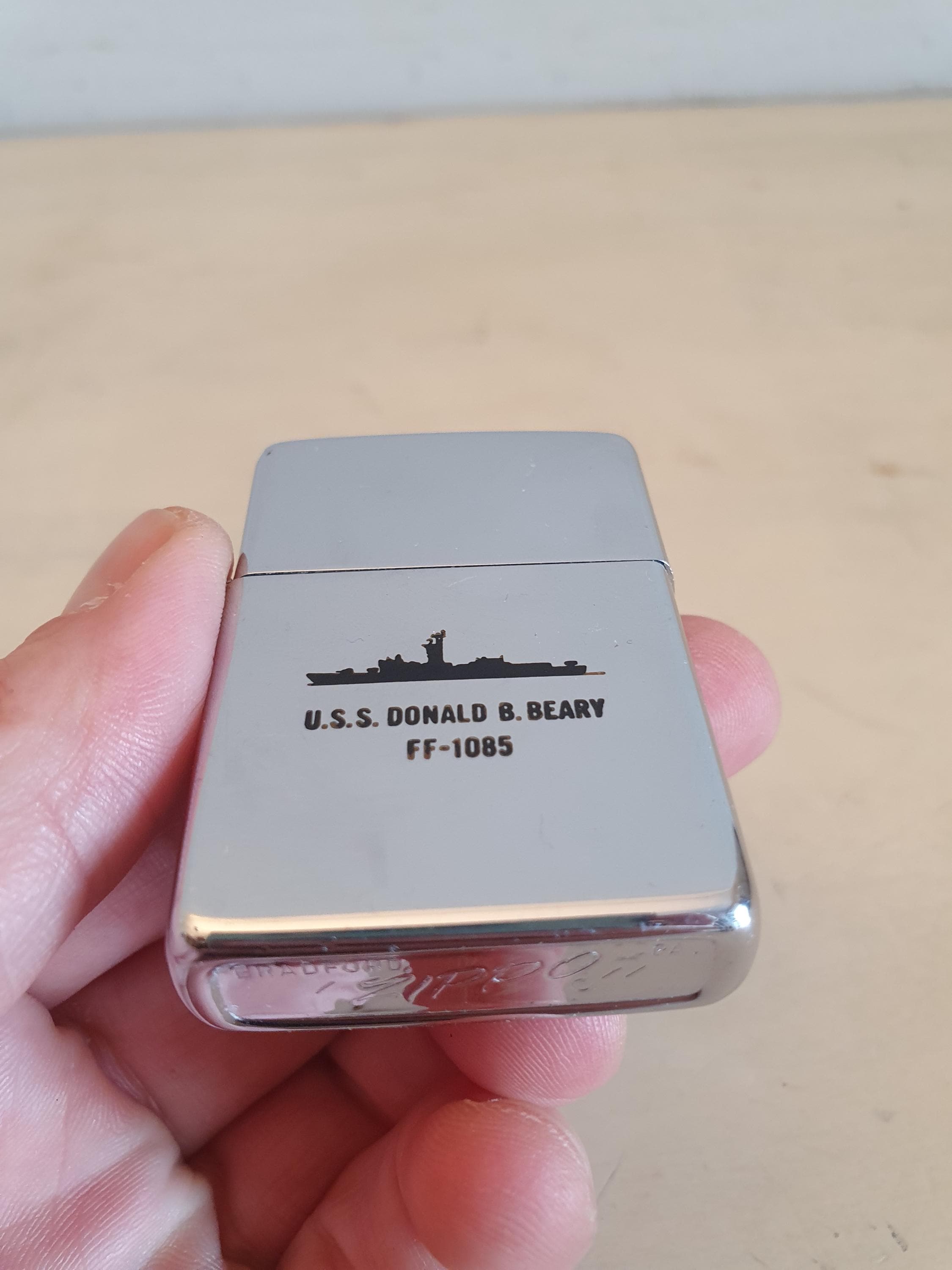 1970 年代のヴィンテージ USS ドナルド B. ベアリー FF-1085 Zippo 