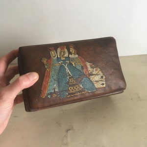 Estuche adornado para naipes forrado en cuero de finales de 1800 o principios de 1900. Caja antigua y pintada a mano totalmente hecha a mano.