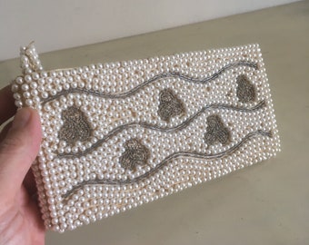 日本製ヴィンテージ ハンドメイド パール ハンドバッグ。1940 年代のコレクター向けビーズ ウェディング バッグ、小型イブニング バッグ、ナイトクラブ ハンドバッグ。