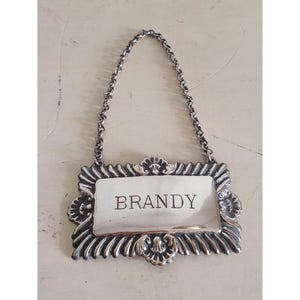 Vintages englisches versilbertes Brandy-Dekanter-Etikett, verzierter Schnapsflaschen-Anhänger mit Kette, Barware-Zubehör, 6 x 4 cm / 2,36x1,57 Zoll