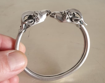 スターリングシルバー製ラムヘッドトルクバングル – ユニセックス