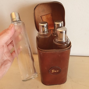 Set da bar da viaggio vintage con custodia in pelle – 4 bottiglie di vetro con tappi di metallo – Kit per liquori portatile di metà secolo – Articoli da bar retrò circa anni '60.