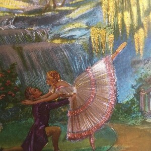 Op de afbeelding: Een schilderij van een ballerina in een roze en witte tutu, met een man die voor haar knielt. De achtergrond is een weelderig groen landschap met een waterval en een wilg.