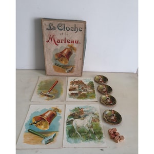 Antiek Frans spel "La Cloche et le Marteau" ca. 1900 met lithografieën, penningen en dobbelstenen – zeldzaam geïllustreerd gezelschapsspel in doos.
