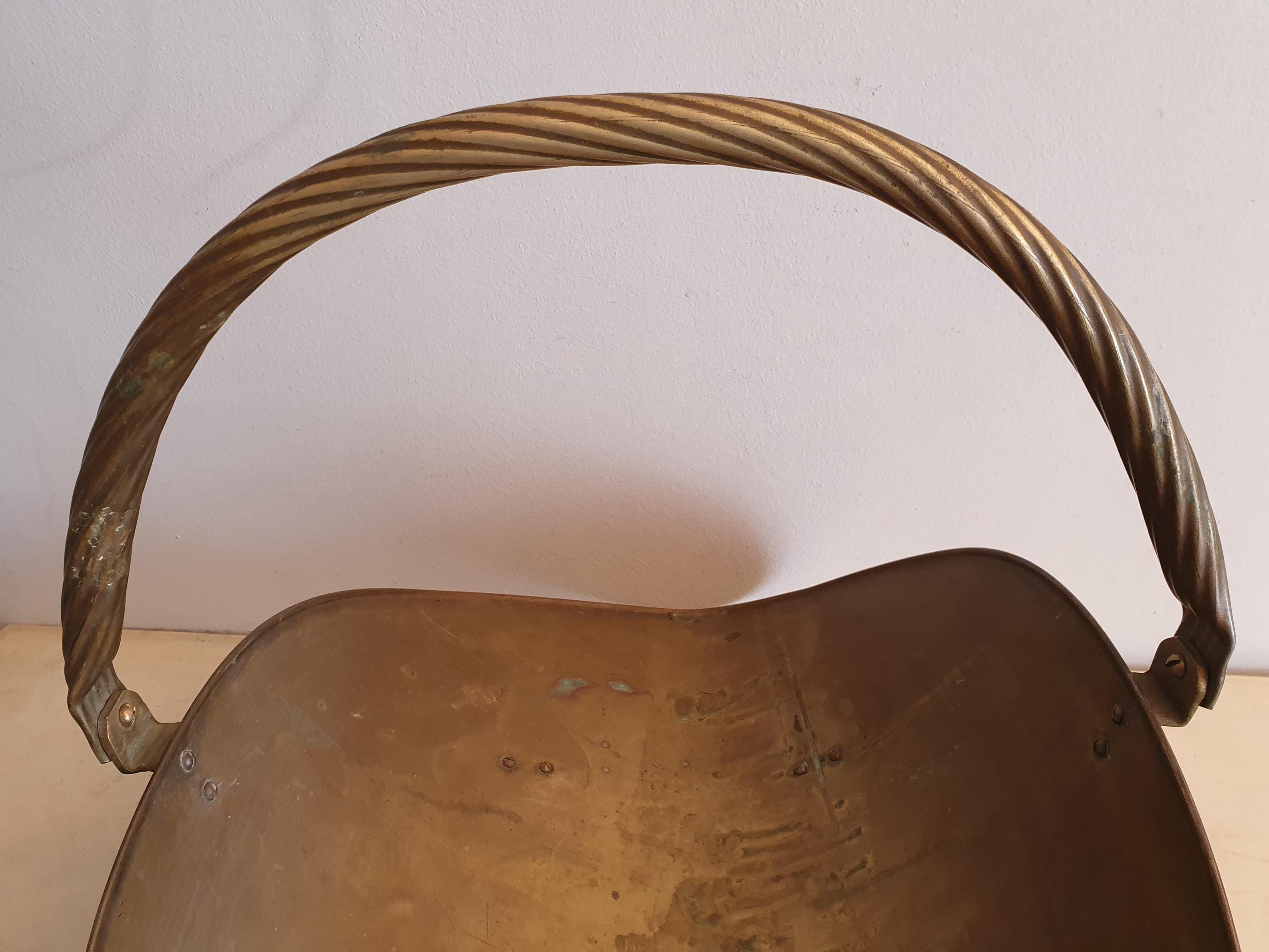Ancien Porte-bûches En Laiton Massif - Manche Bois, Pieds Griffes - 35,5 Cm X 53 Cm