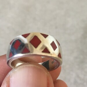 Symbole Diamant Argent Sterling vintage Bague Unisexe Poinçonnée 925. Coraux rouges incrustés de losanges.