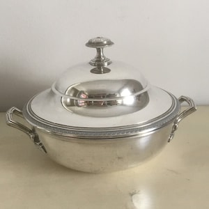 Antieke kom van Christofle uit 1927. Verzilverde schaal met deksel. Origineel gemerkt christofle-zilverwerkservies - zeldzaam.