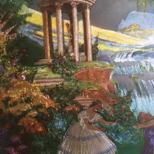 Op de afbeelding: Een schilderij dat een fantasierijke sc&egrave;ne voorstelt met een wit prieel, een waterval en twee figuren in een tuin. De figuren zijn gekleed in wit en paars, en de sc&egrave;ne is gevuld met weelderig groen en bloemen.